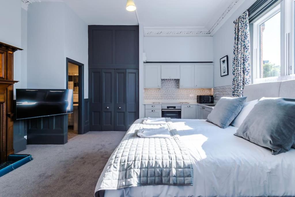 Supersized Studio In Честер Экстерьер фото